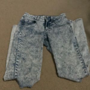 Ripped tie die white washed jeans